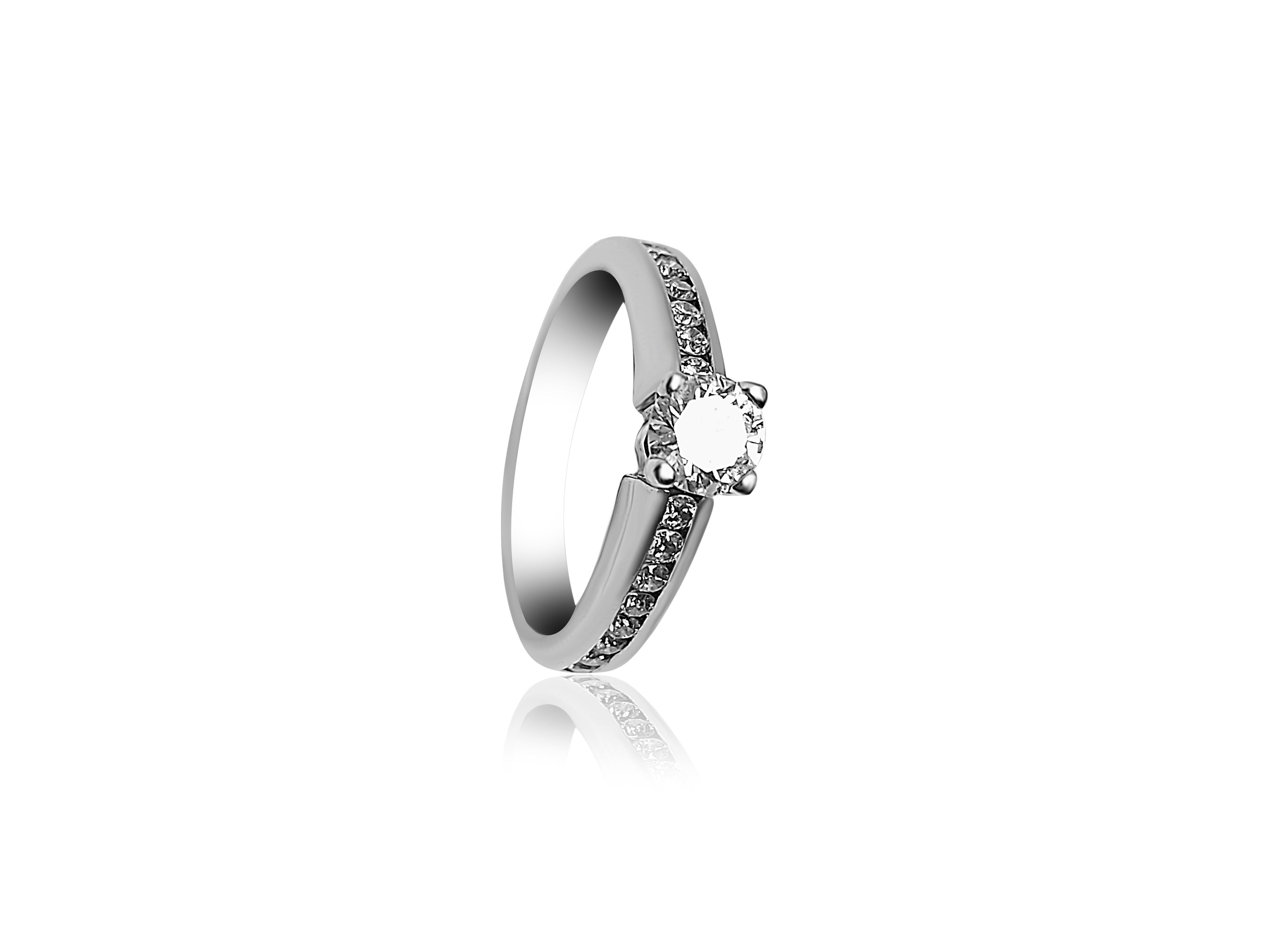 Bague de fiançailles pavée avec diamant central de 0,47 ct