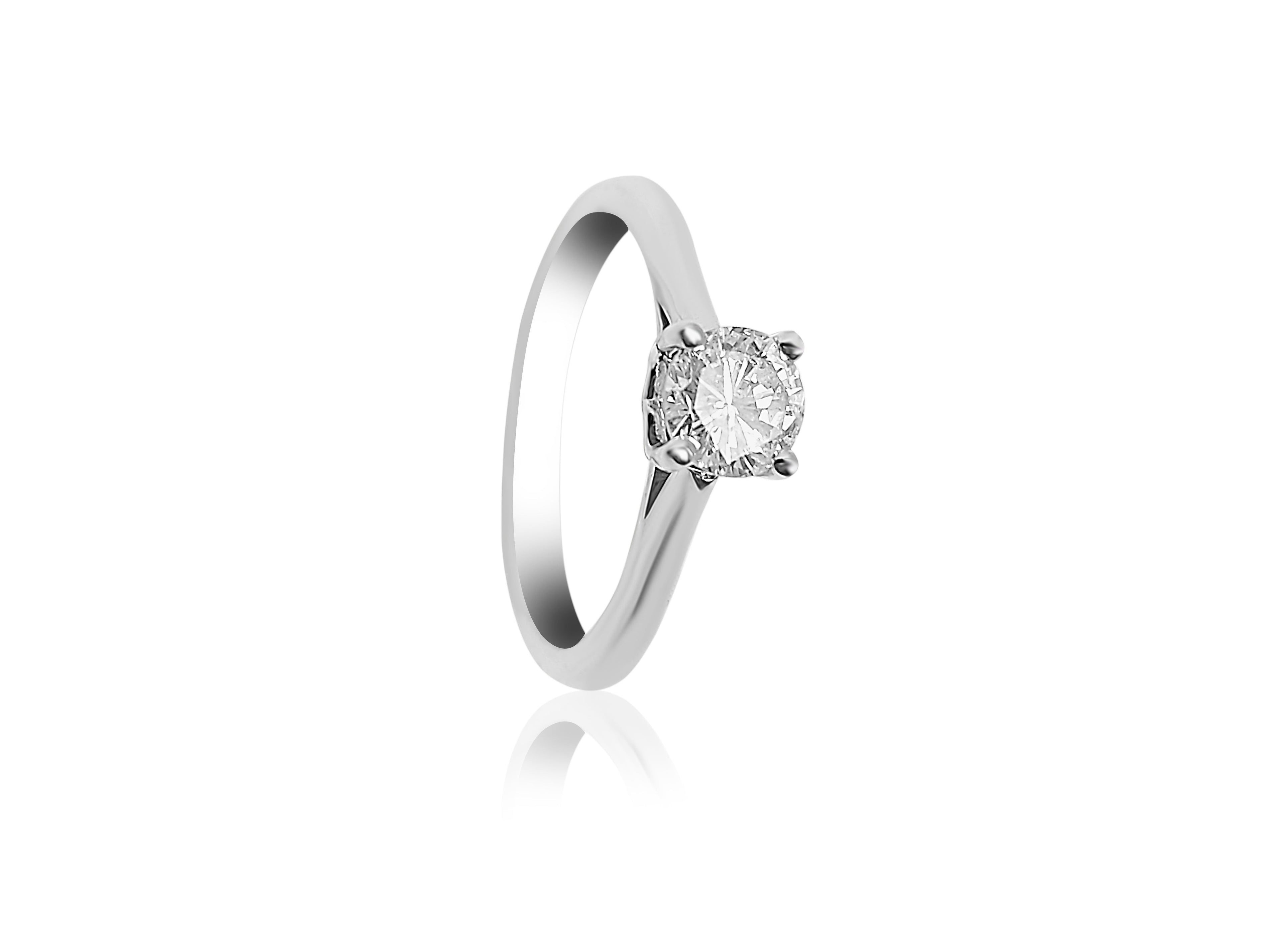 Bague de fiançailles solitaire avec diamant rond de 0,62 ct