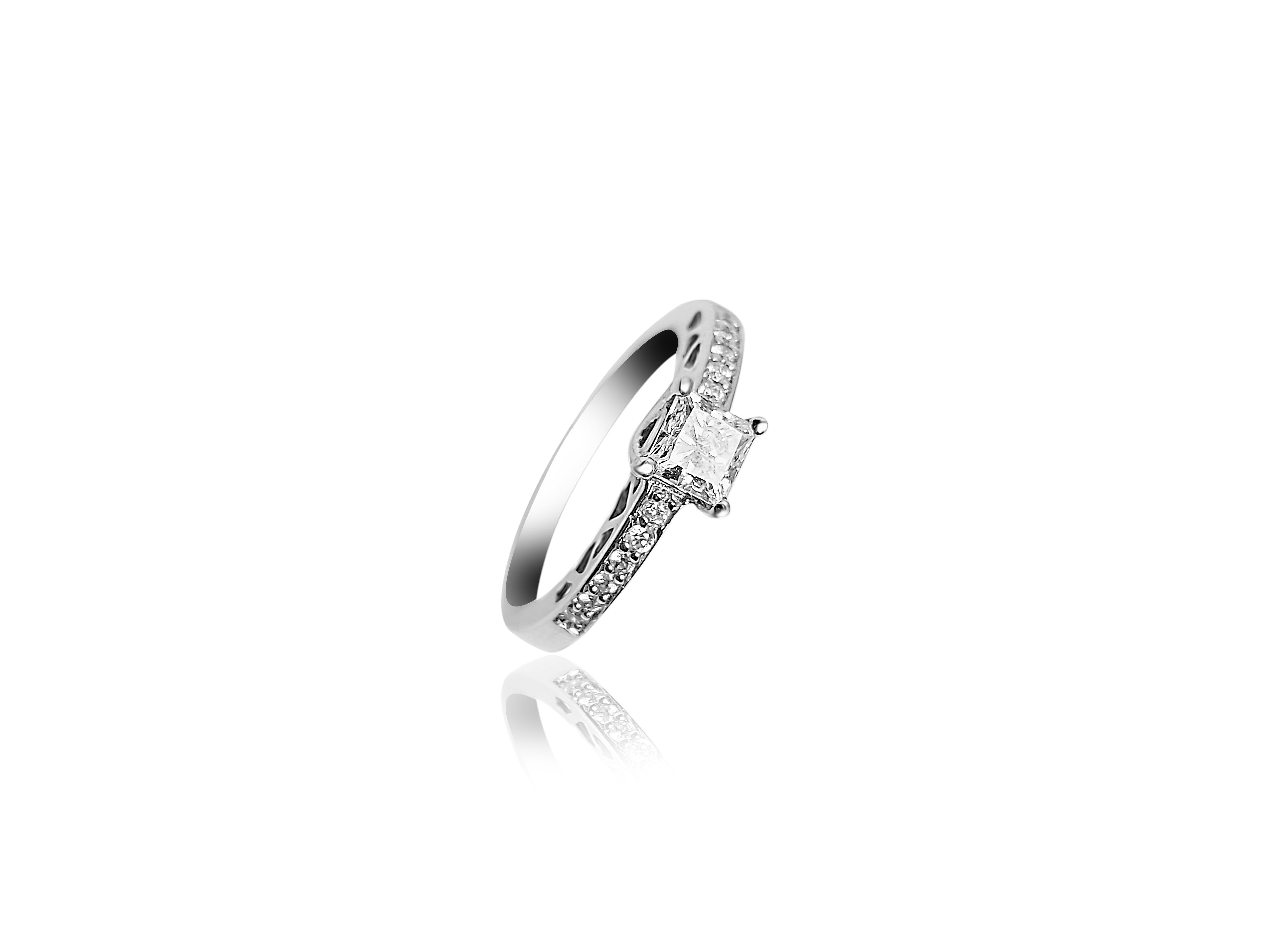 Bague de fiançailles pavée avec diamant taille princesse