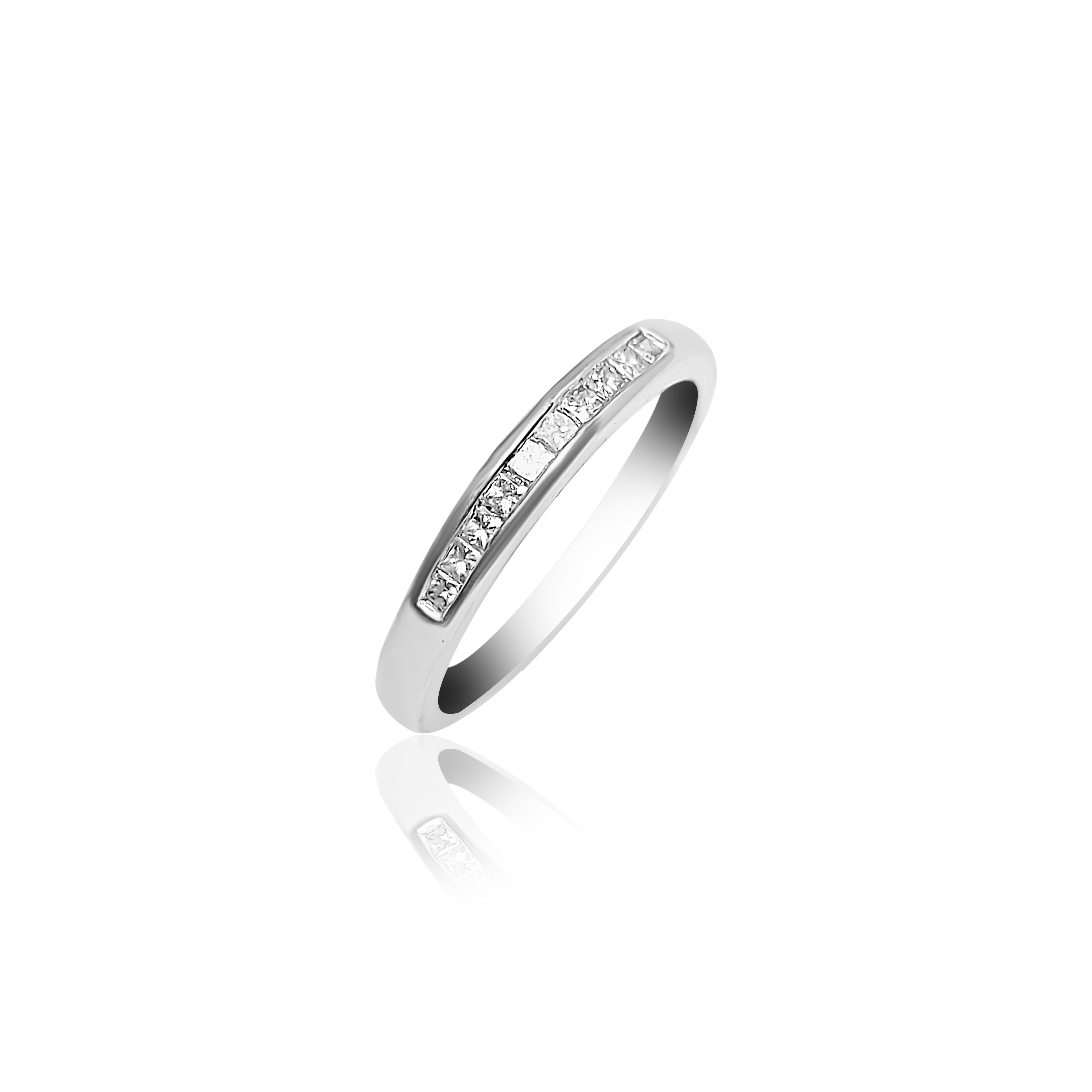 Alliance pavée avec 10 diamants taille princesse