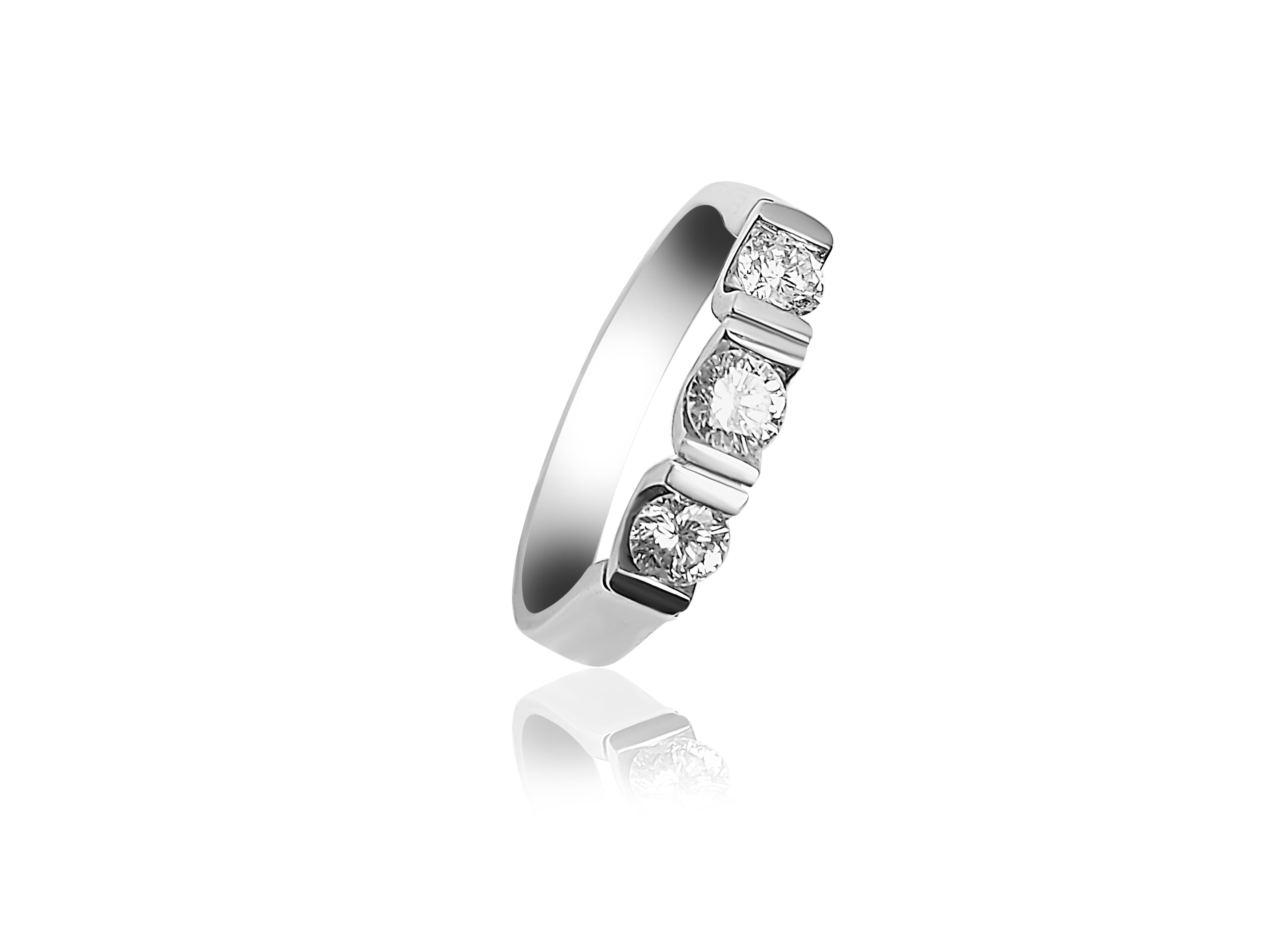 Bague de mariage avec trois gros diamants