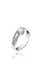 Or blanc 14 carats, diamant central 0,43 ct taille ronde, diamants latéraux 0,25 ct