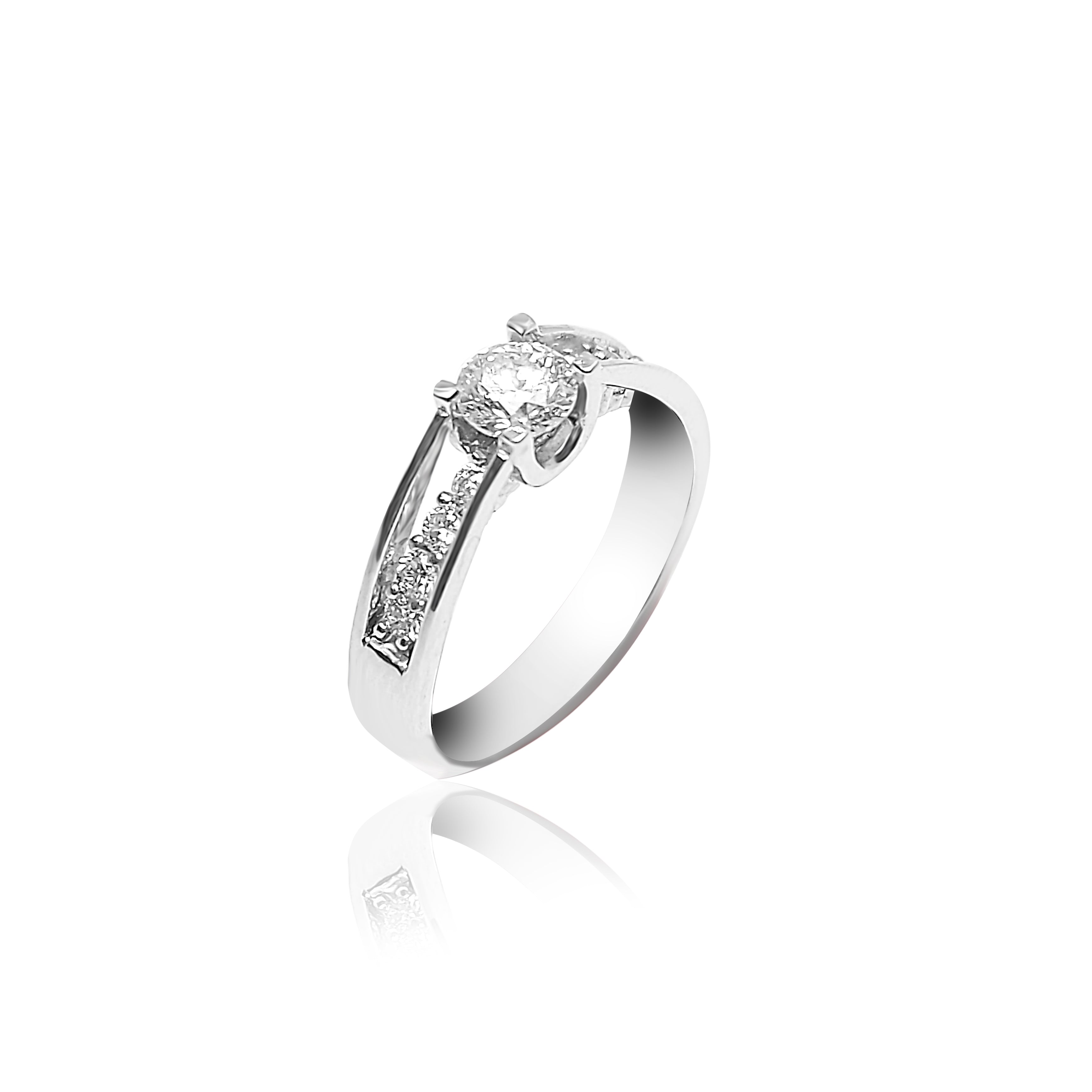 Or blanc 14 carats, diamant central 0,43 ct taille ronde, diamants latéraux 0,25 ct