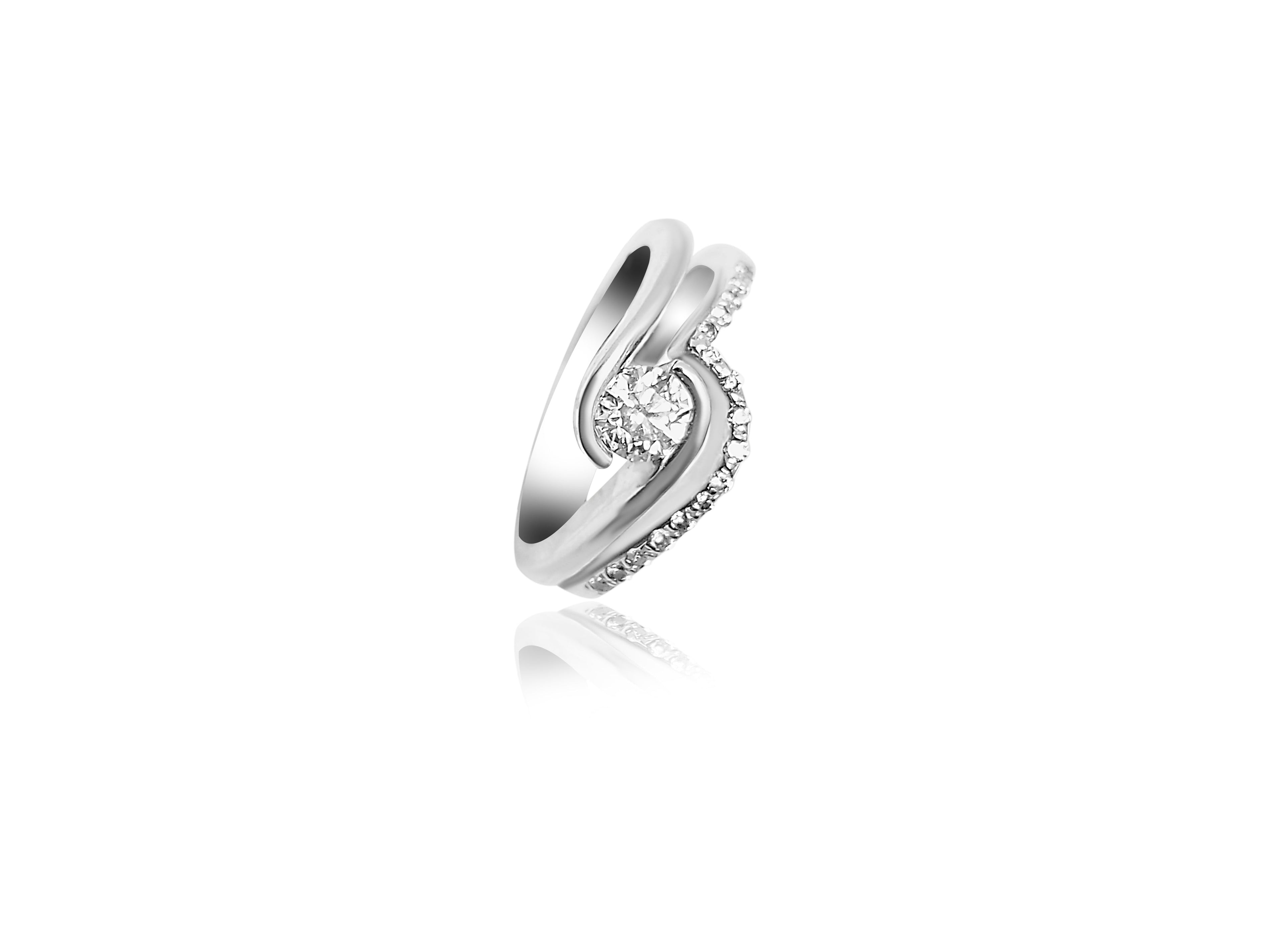 Bague fantaisie de forme unique avec diamants ronds totalisant 0,55 carat