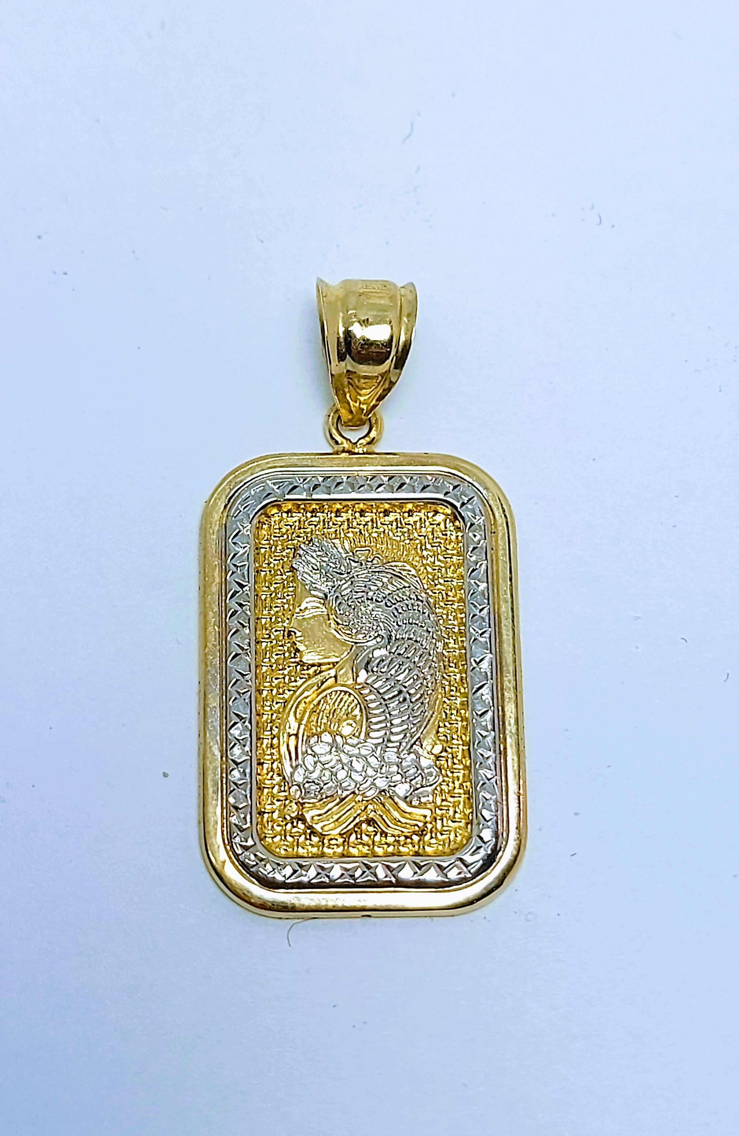Beau pendentif en or de la Dame