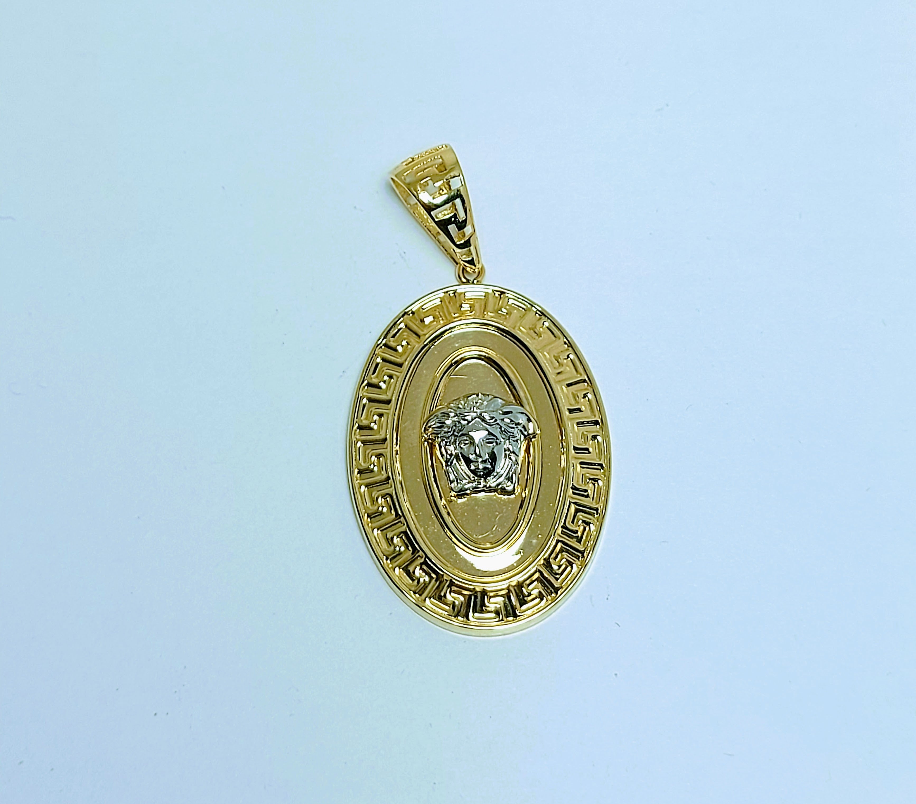 Pendentif en or à tête de Méduse Versace de forme ovale