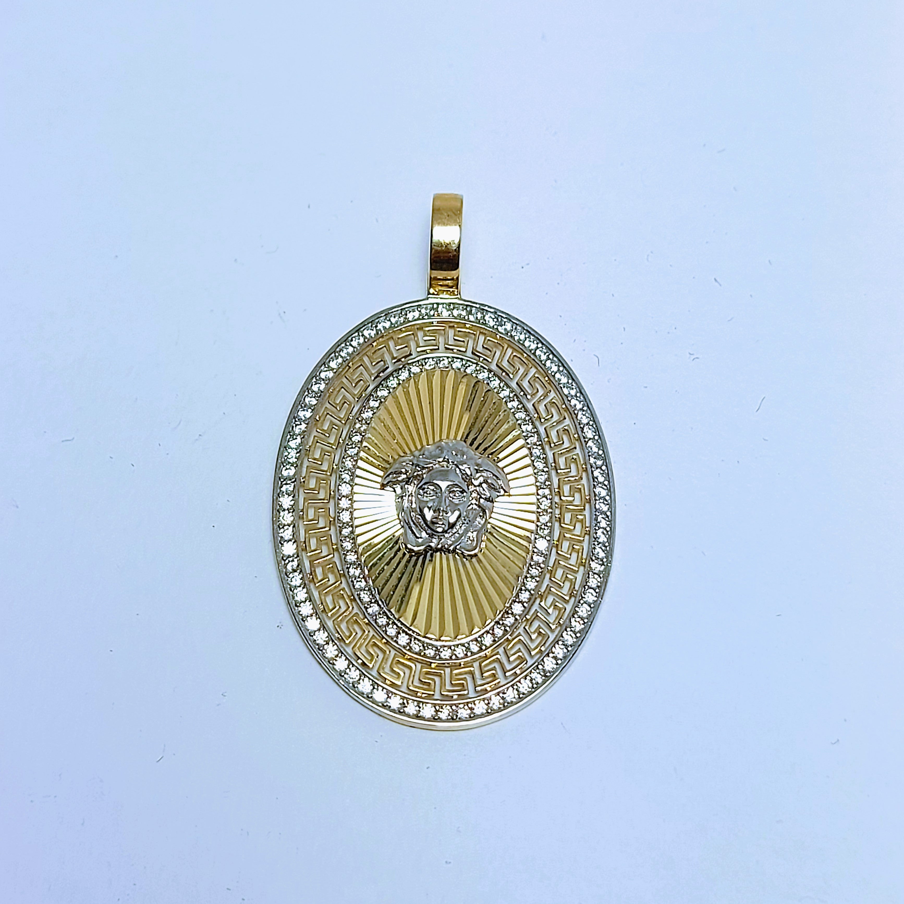 Pendentif ovale en or à tête Versace réfléchissante