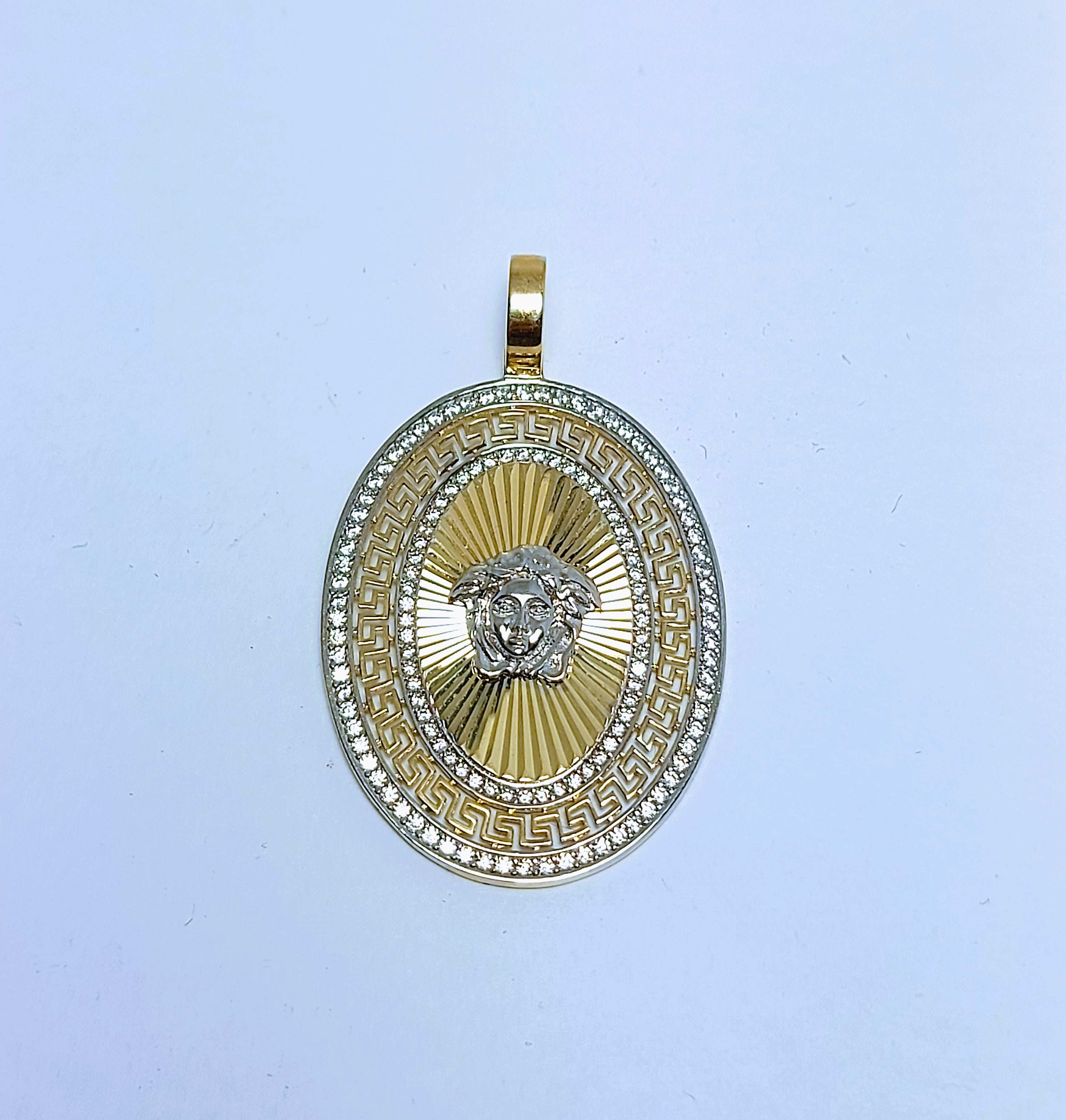 Pendentif ovale en or à tête Versace réfléchissante