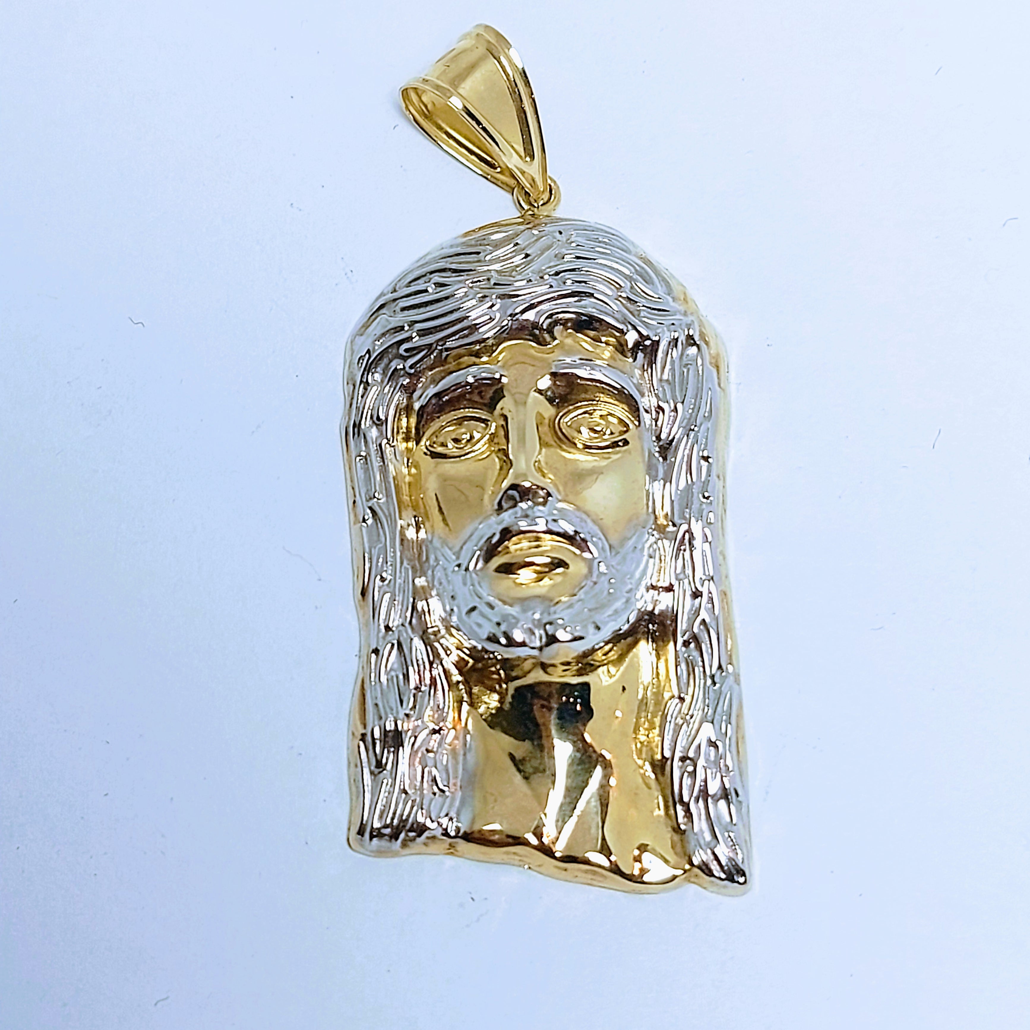 Pendentif Jésus en or bicolore taillé au diamant