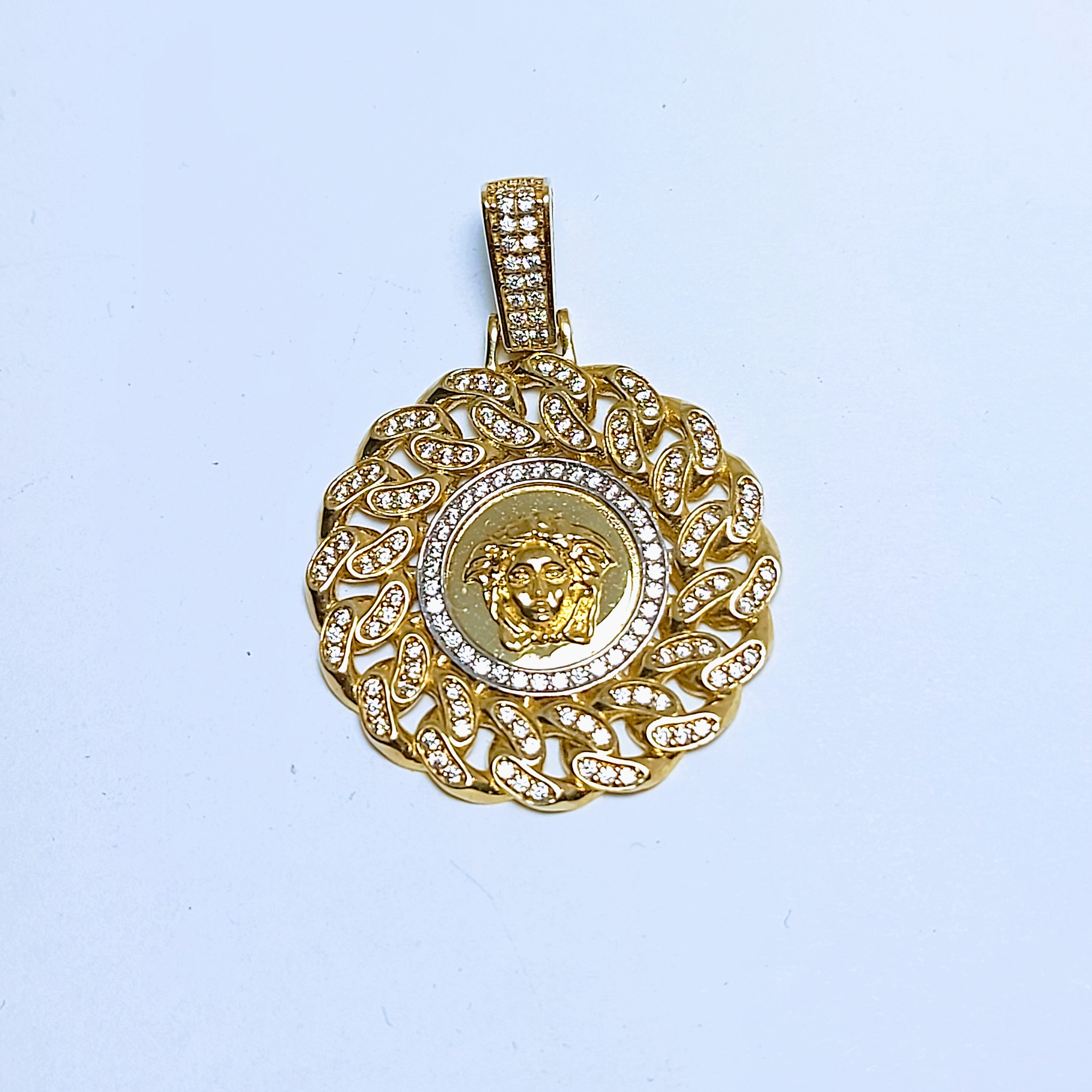 Pendentif rond doré avec chaîne cubaine et pendentif motif Versace