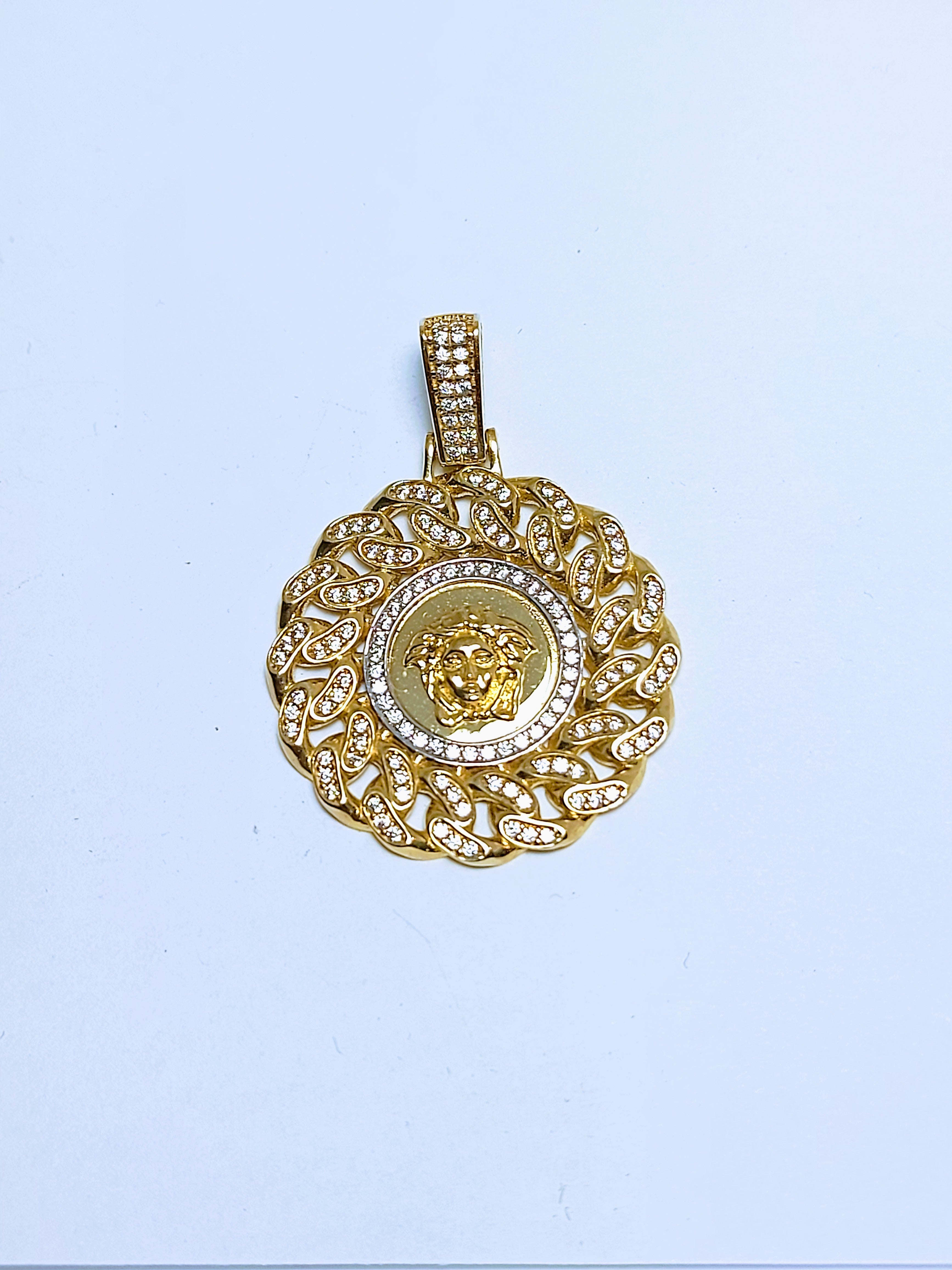 Pendentif rond doré avec chaîne cubaine et pendentif motif Versace