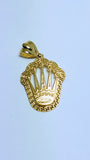 Couronne de roi dorée avec motif grec autour du pendentif