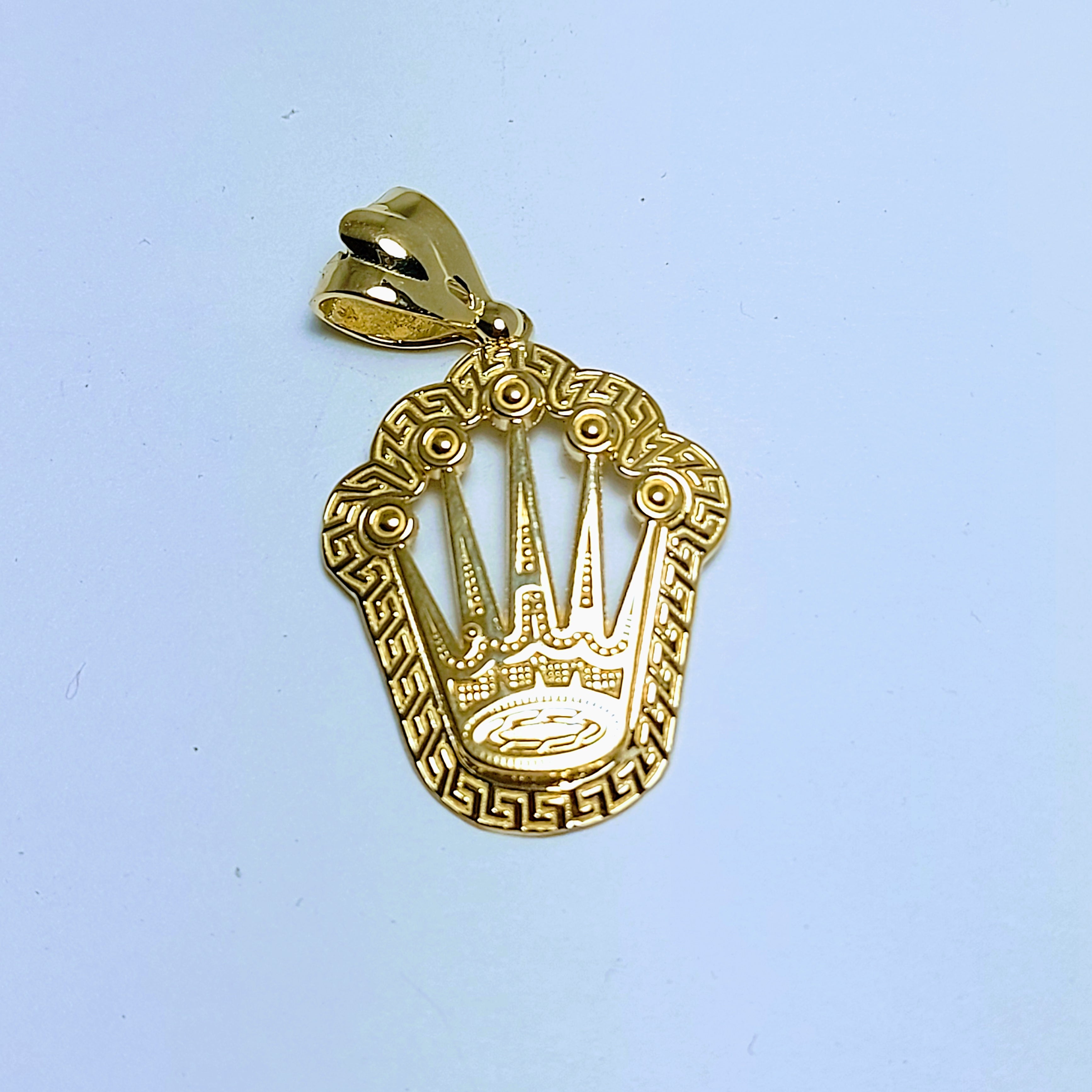 Couronne de roi dorée avec motif grec autour du pendentif