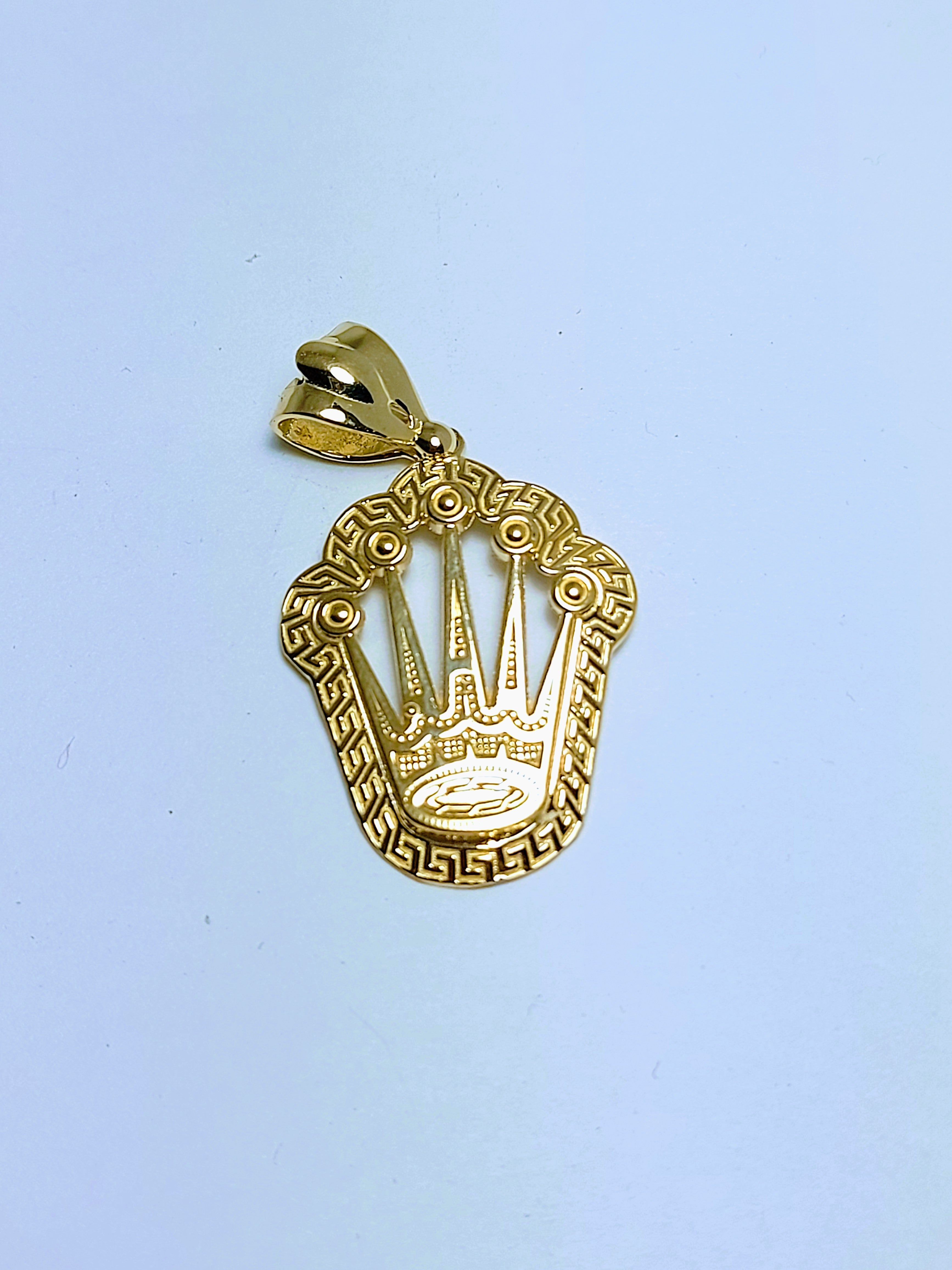 Couronne de roi dorée avec motif grec autour du pendentif