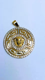 Pendentif Versace rond avec tête de Méduse incrustée de pierres en oxyde de zirconium