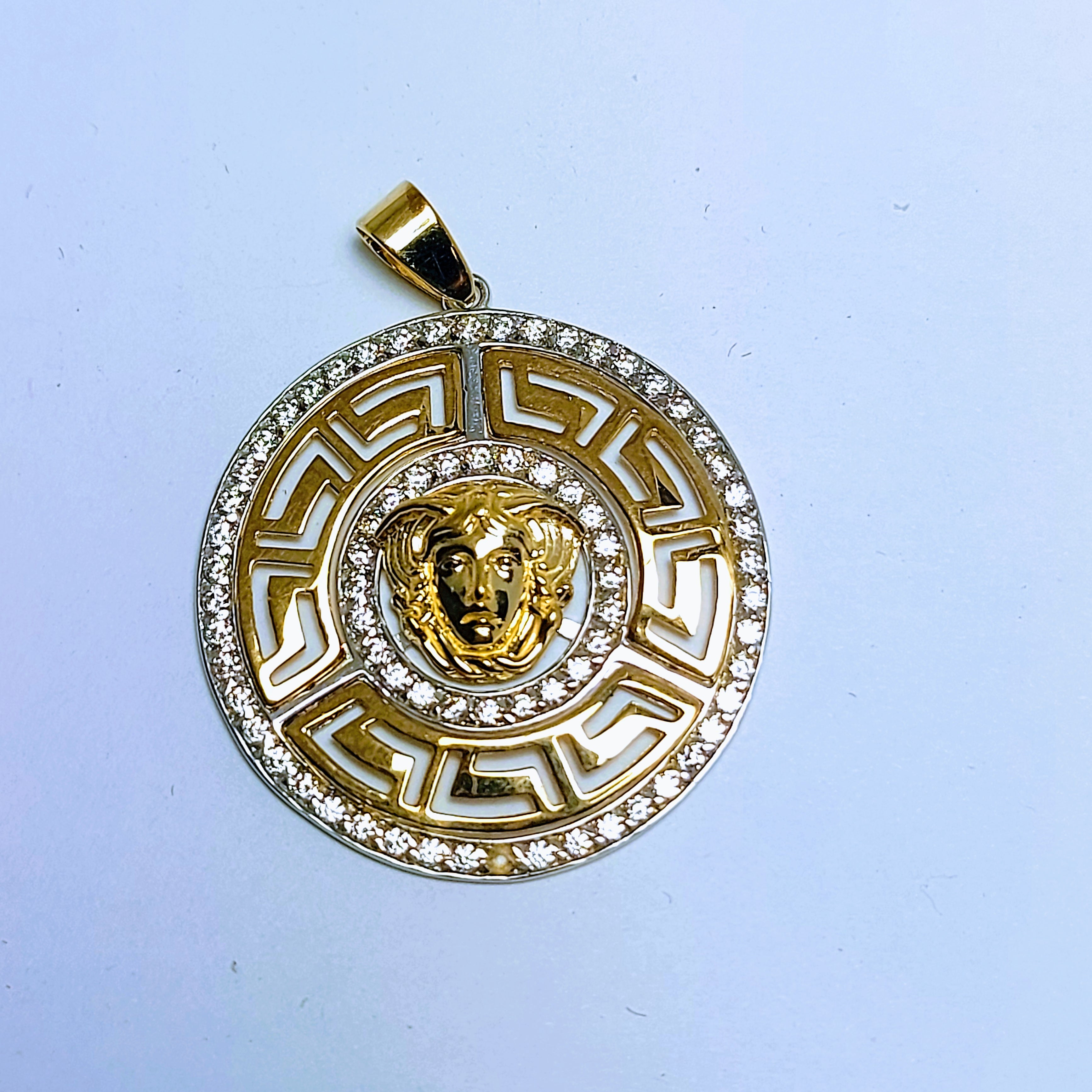 Pendentif Versace rond avec tête de Méduse incrustée de pierres en oxyde de zirconium