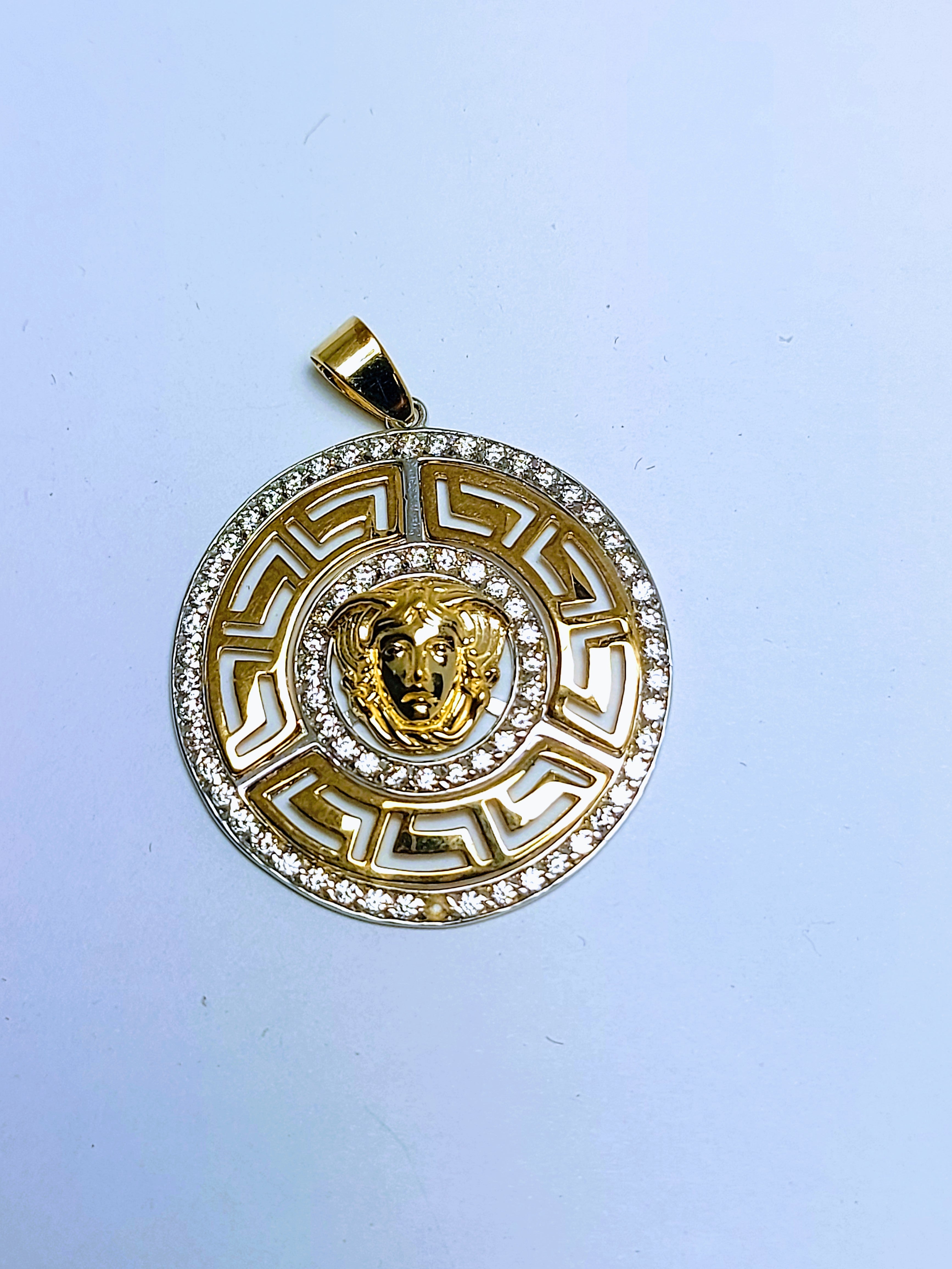 Pendentif Versace rond avec tête de Méduse incrustée de pierres en oxyde de zirconium