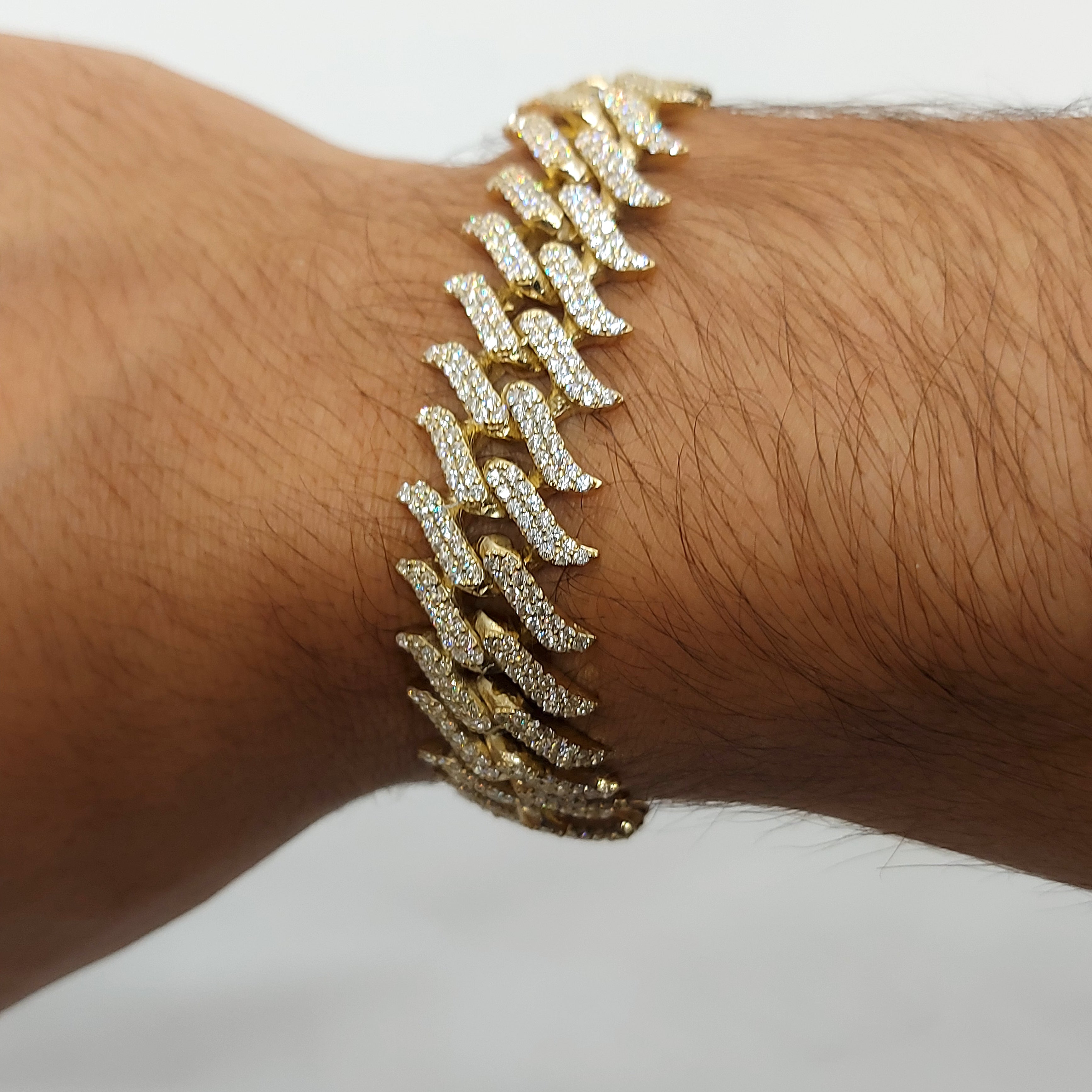 Unisex gold extremely shiny bracelet