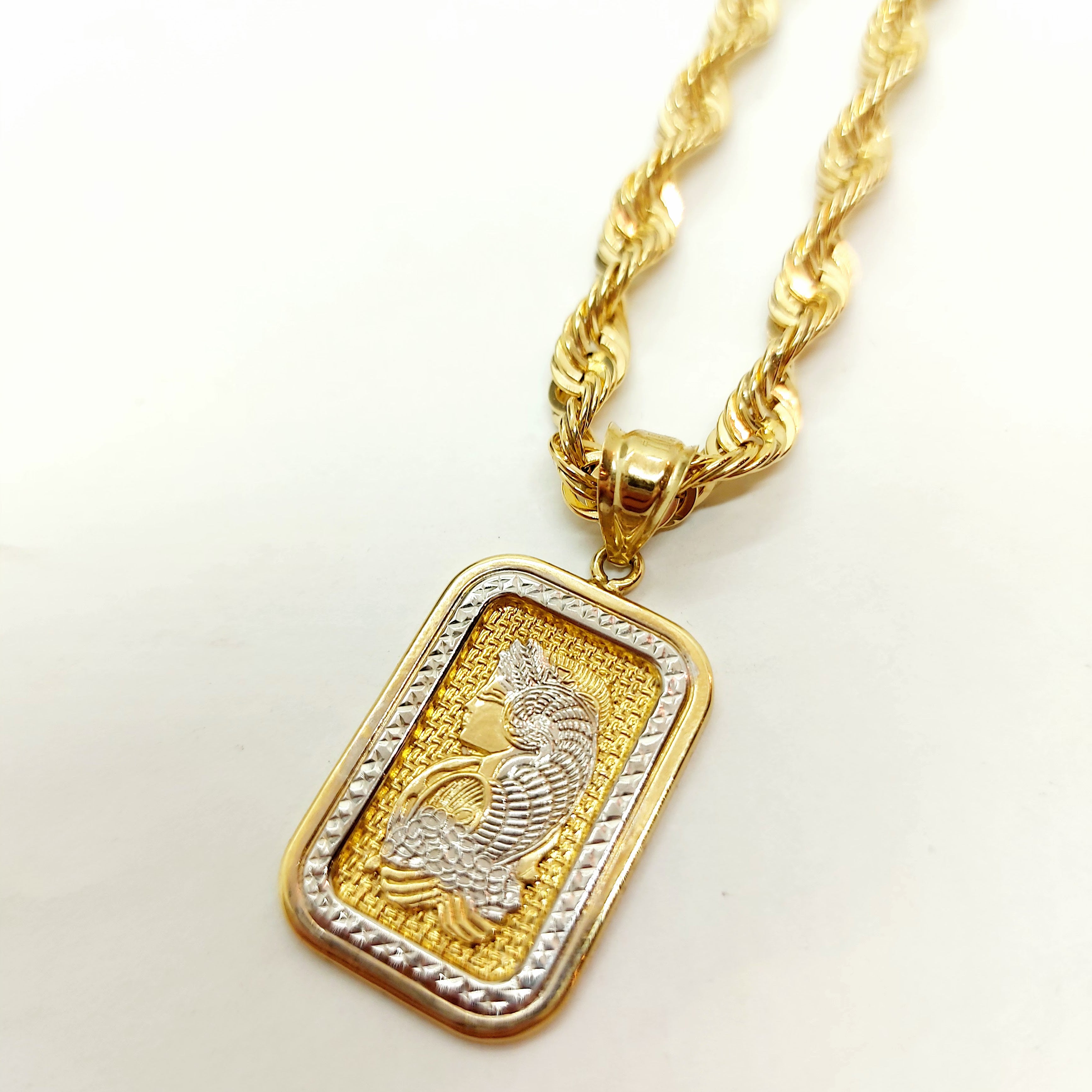 Beau pendentif en or de la Dame