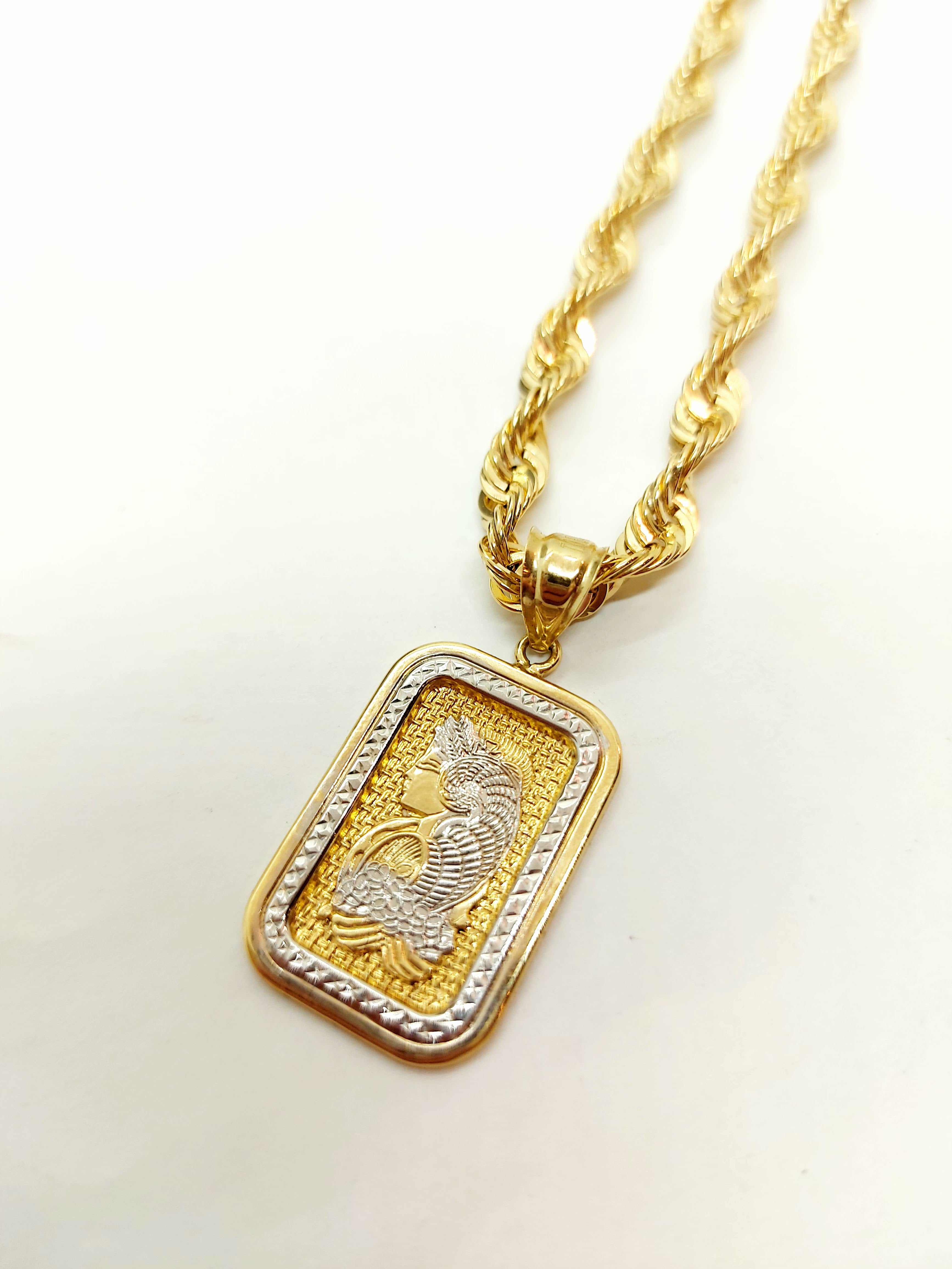 Beau pendentif en or de la Dame