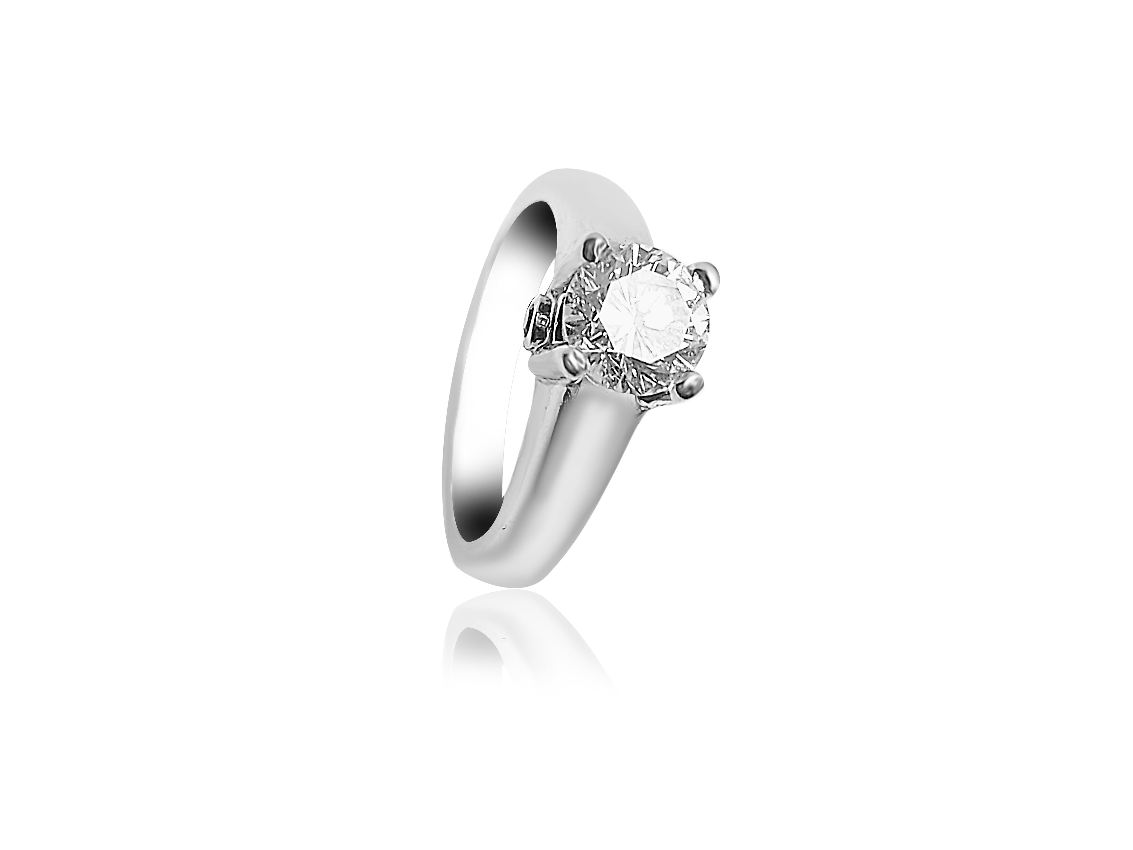Bague de fiançailles solitaire en platine avec diamant central de 1,05 carat et saphir bleu.
